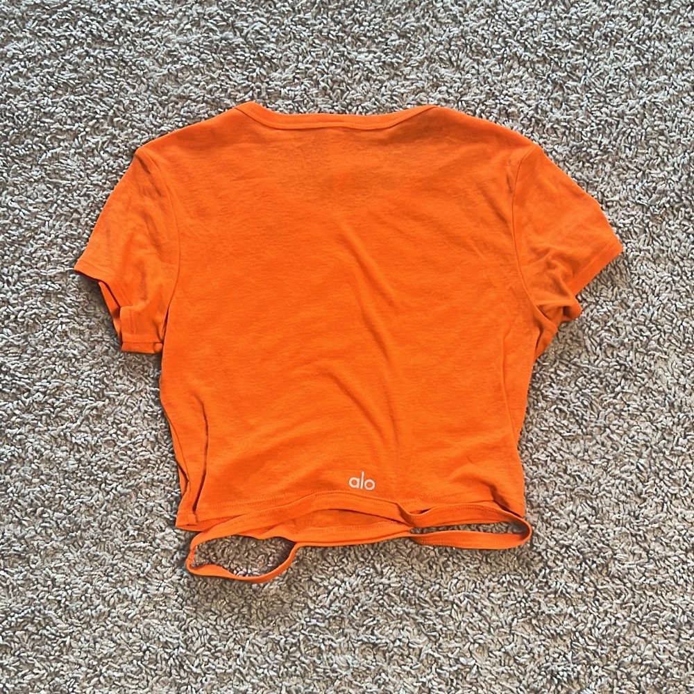 Alo orange halo crop tee, size S